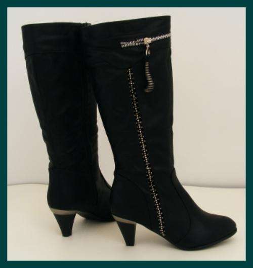 SIZE: 7 - STUNNING BLACK BOOTS WITH ZIP AND BLING DETAIL