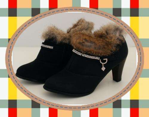 *R1* - SIZE: 7 - BLACK FUR TRIMMED ANKLE BOOTS
