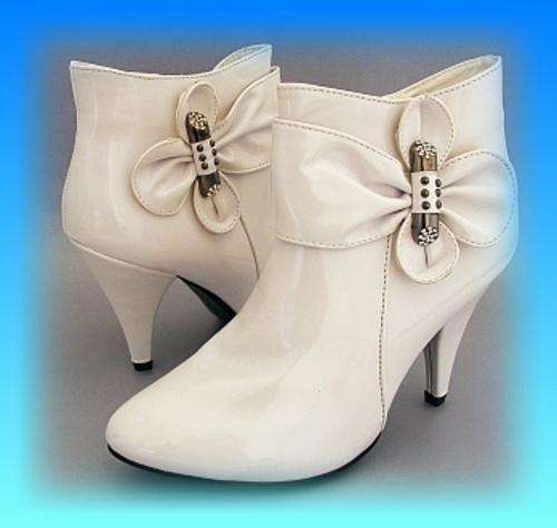 SIZE 6 - WHITE PATENT LEATHER WITH BOW DETAIL ANKLE BOOTS FROM SOTTO