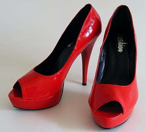 SIZE: 4 - RED PATENT LEATHER PLATFORM PUMPS