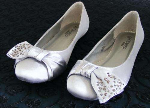 SIZE: 7 - SILVER SATIN PUMPS