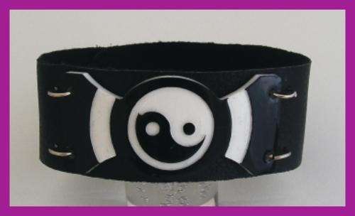 BLACK LEATHER YING/YANG STRAP BRACELET