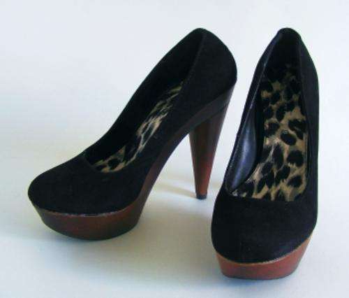 *R1* - SIZE: 8 - BLACK MICRO SUEDE PLATFROM PUMPS FROM DOROTHY PERKINS
