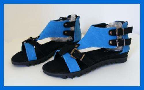 BLUE SANDALS WITH BUCKLES - SIZE: 6