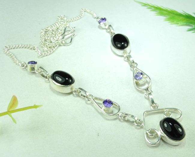 *R1* - LOVELY BLACK ONYX & AMETHYST SILVER NECKLACE