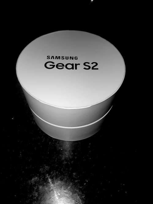 SAMSUNG GEAR S2 BRAND-NEW WITH WIRELESS CHARGING PAD!!!
