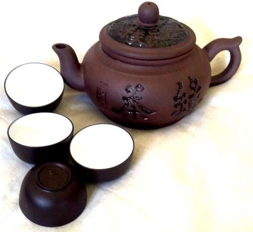 ** R1 CLEARANCE SALE ** CERAMIC ASIAN TEA POT WITH FOUR TEA CUPS IN STORAGE CASE