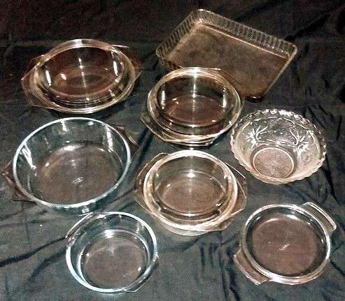 ** ASSORTED PYREX AND GLASS COOKWARE (11 PIECES) --- COLLECTION ONLY