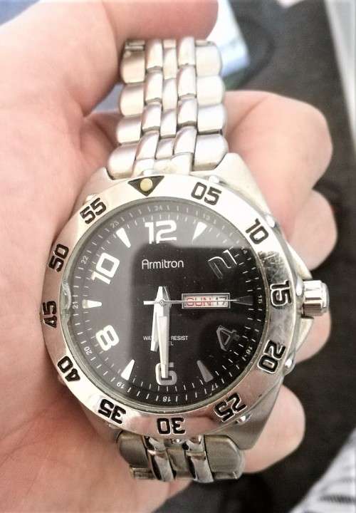 12 x USED / DAMAGED WATCHES INCLUDING MICHEAL KORS, DKNY, RELIC BY FOSSIL, ARMITRON AND MORE