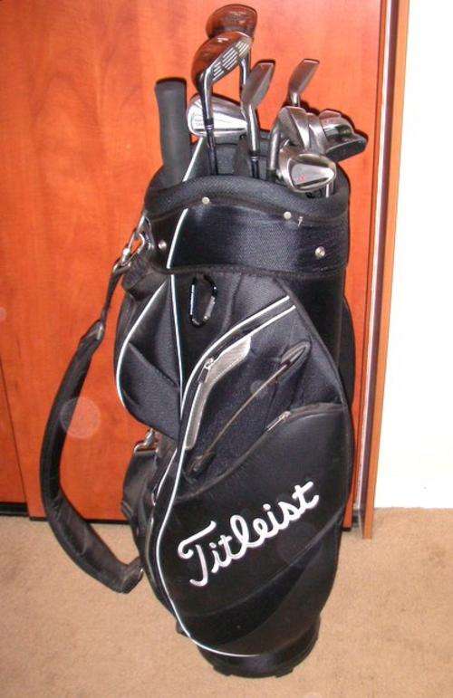 ** TITLEIST BAG + FOUNDER'S GOLF CLUB SET  **