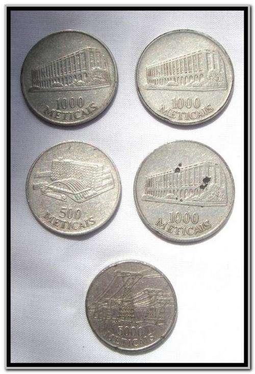 ** FIVE MOZAMBIQUE OLD METICAIS (500, 1000 AND 5000) **