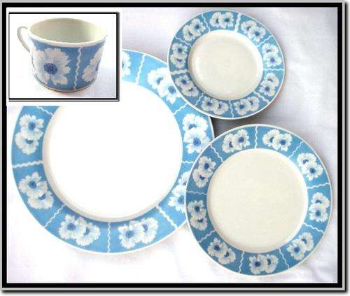 ** 20 PIECE PORCELAIN DINNER SET  ** - Get a free gift with every purchase this week!