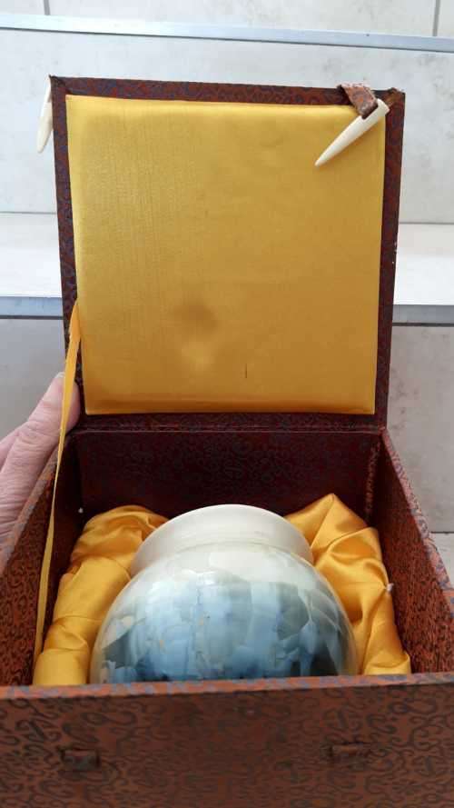 Exquisite Vintage Korean Crystalline Vase in its Own Box - True Radiance which has to be seen