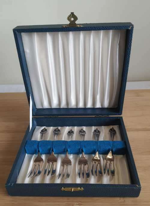 Vintage Boxed EPNS Cake Fork with the Voortrekker `Hou Koers` Insignia on Them - Marked