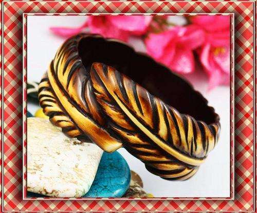 FABULOUS Large Fashion Leaf Lucite/Resin Bangle Bracelet