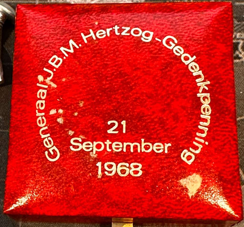 18ct GOLD MEDALLION: Barry Hertzog Memorial Statue, Bloemfontein 1968