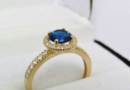 Beautiful! 9ct Gold Ring with Sparkling Blue- and Clear Zirconia Stones