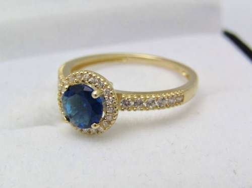 Beautiful! 9ct Gold Ring with Sparkling Blue- and Clear Zirconia Stones