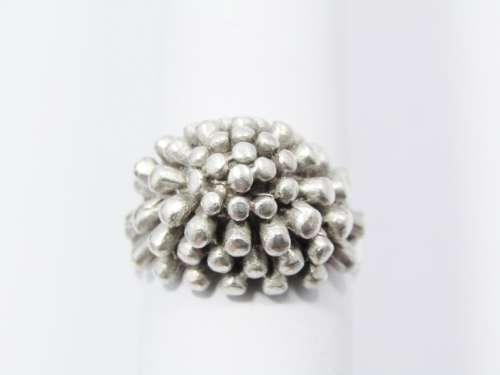 A Lovely Cluster Design Ring in Sterling Silver.