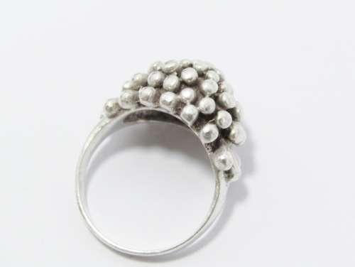 A Lovely Cluster Design Ring in Sterling Silver.