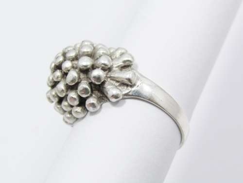 A Lovely Cluster Design Ring in Sterling Silver.