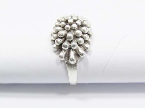 A Lovely Cluster Design Ring in Sterling Silver.
