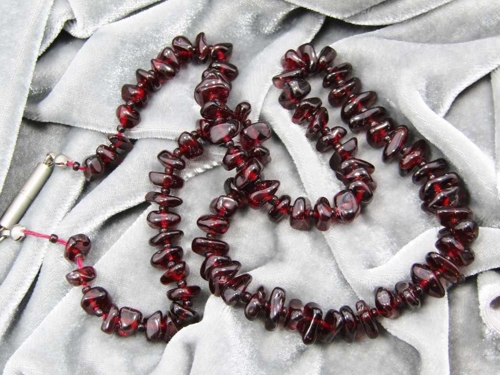 A Beautiful Vintage  Necklace With Tumbled Garnets