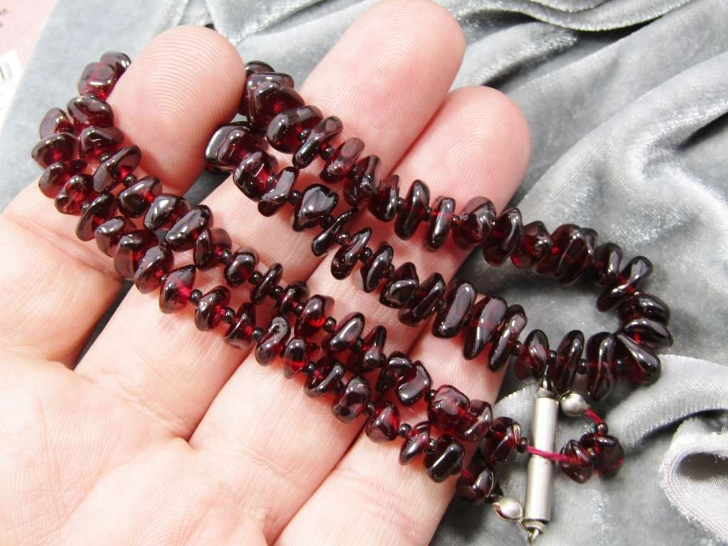 A Beautiful Vintage  Necklace With Tumbled Garnets