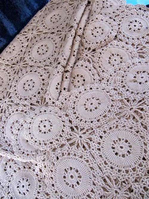 Stunning Hand-crochet Vintage throw / table cloth