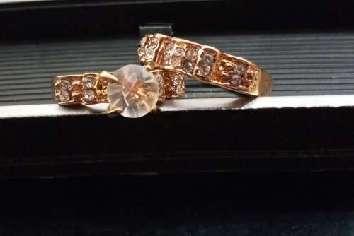 DOUBLE VINTAGE 18KT GOLD PLATED CRYSTAL RING US SIZE 9