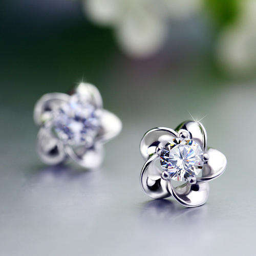 925 PLATED SILVER ELEGANT WHITE CUBIC CRYSTAL ZIRCONIA FLOWER STUD EAR RINGS