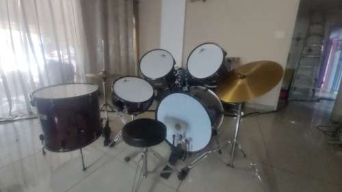 BK 5 Piece Drum set with Hardware and Cymbals