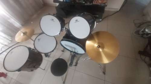 BK 5 Piece Drum set with Hardware and Cymbals