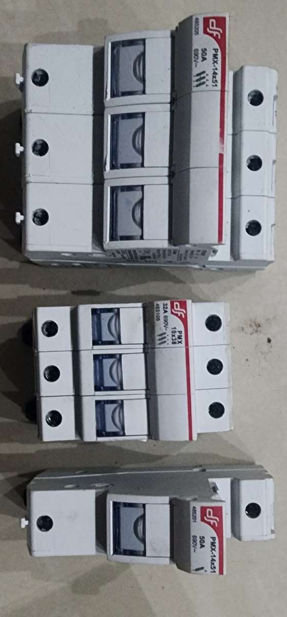 Df fuse holders plus fuses