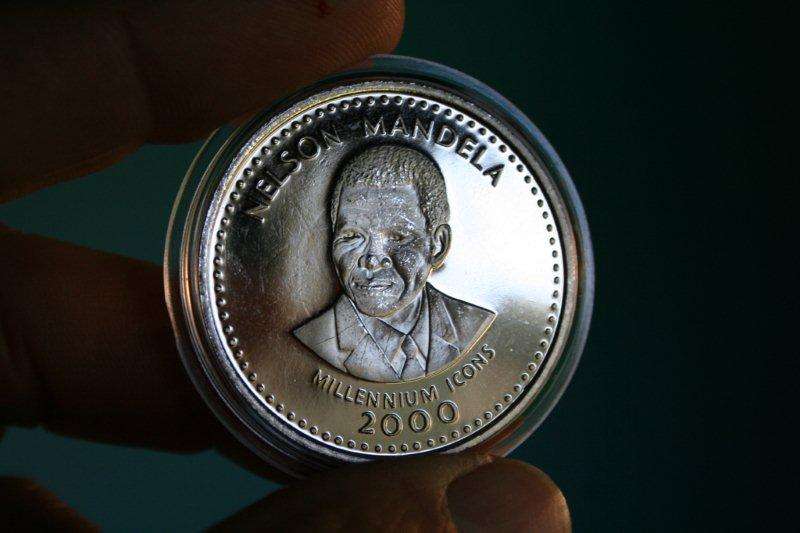 BEAUTIFULL 25 SHILLINGS NELSON MANDELA SOMALIA ICON SERIES COIN.