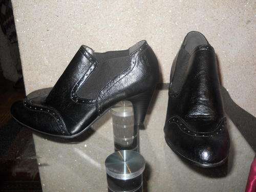 STUNNING BLACK ANKLE BOOTS!!