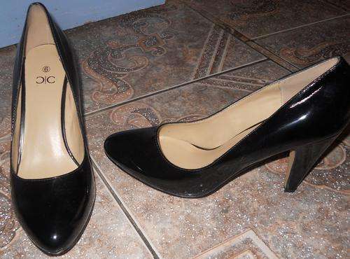 STUNNING PATENT BLACK HEELS(dont miss out on this great bargain!)