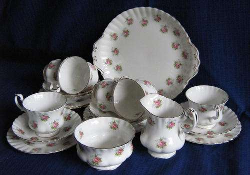 ROYAL ALBERT  "FORGET-ME-NOT ROSE"   21 pc TEA SET