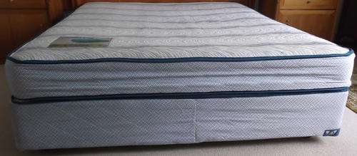 QUEEN SIZE BASE AND MATTRESS