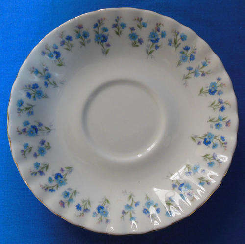 ROYAL ALBERT  "MEMORY LANE "   SAUCER