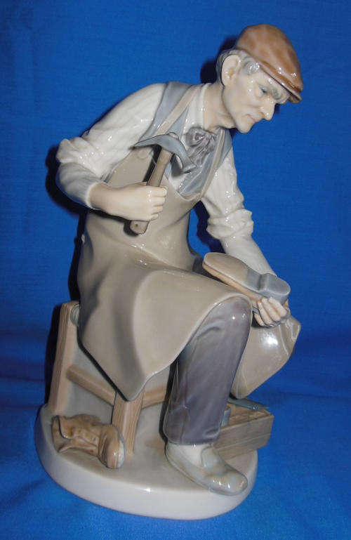 LLADRO FIGURINE - THE COBBLER - RETIRED
