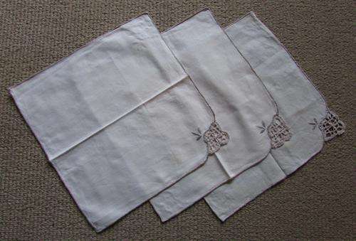 3  SERVIETTES  /  DOILIES WITH CROCHET DETAIL