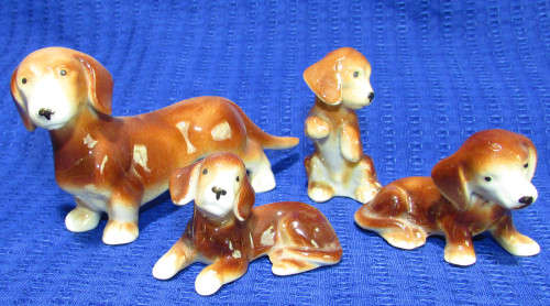 DACHSHUND FAMILY- MOM AND 3 PUPPIES - VERY CUTE