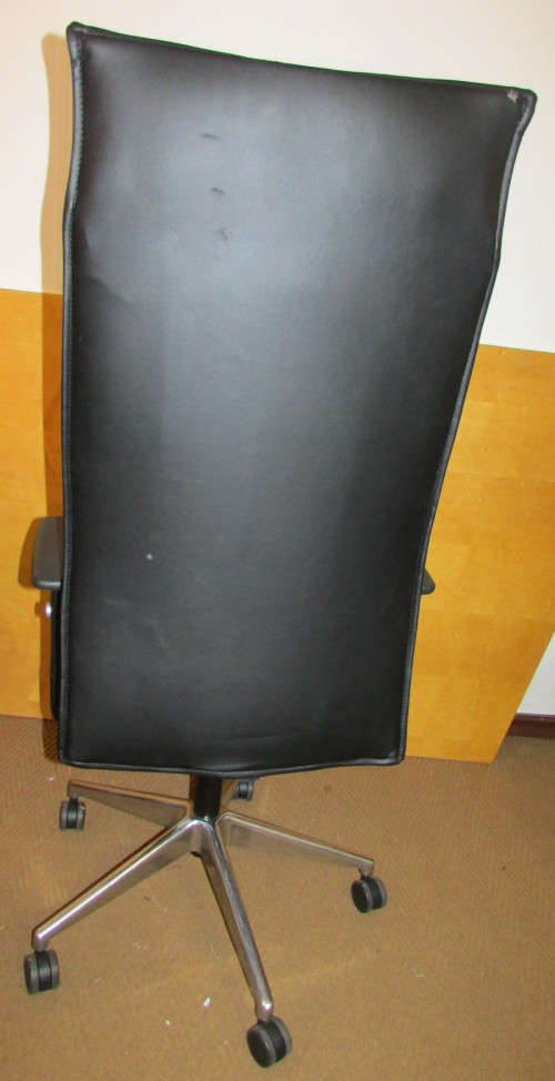 HIGHBACK OFFICE CHAIR WITH ARMS