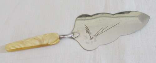 CAKE LIFTER WITH MOTHER OF PEARL HANDLE