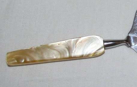 CAKE LIFTER WITH MOTHER OF PEARL HANDLE