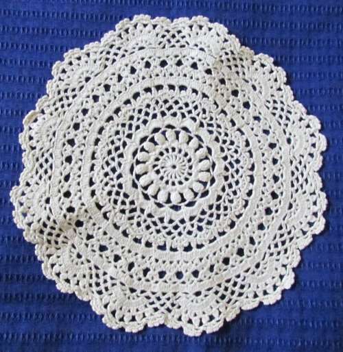 A SET OF 6 BEIGE ROUND DOILIES