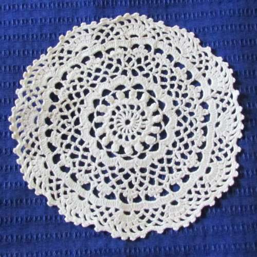 A SET OF 6 BEIGE ROUND DOILIES