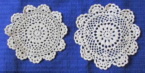 A SET OF 6 BEIGE ROUND DOILIES