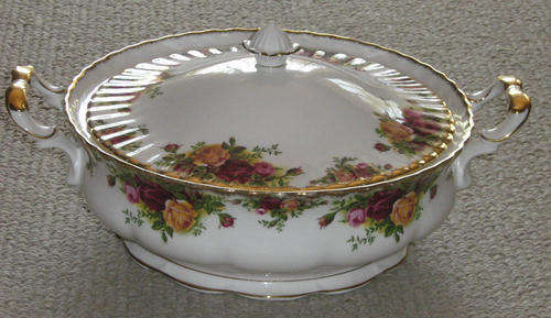 ROYAL ALBERT  "OLD COUNTRY ROSES"   COVERED TUREEN